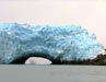 阿根廷莫雷诺冰川突然崩塌 形成拱门奇观