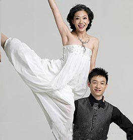 杨威杨云婚纱照曝光 高难度体操动作亮相