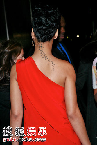 蕾哈娜从颈部到肩的纹身
