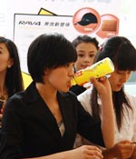 口渴了喝点水 最爱女主播 2009上海车展