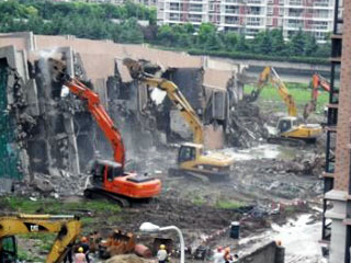 上海塌楼拆除工作重启 现场安保严密