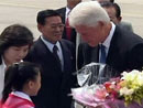 小女孩向克林顿送上一束鲜花